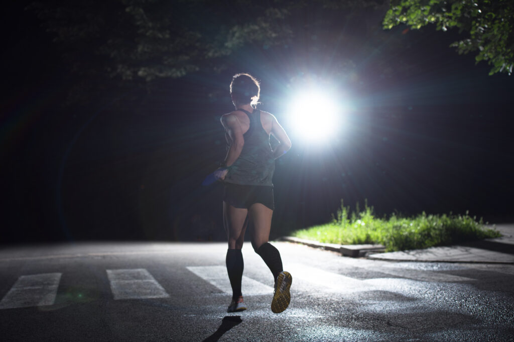 Laufen im Dunkeln - Tipps für mehr Sicherheit in der Nacht - Sport