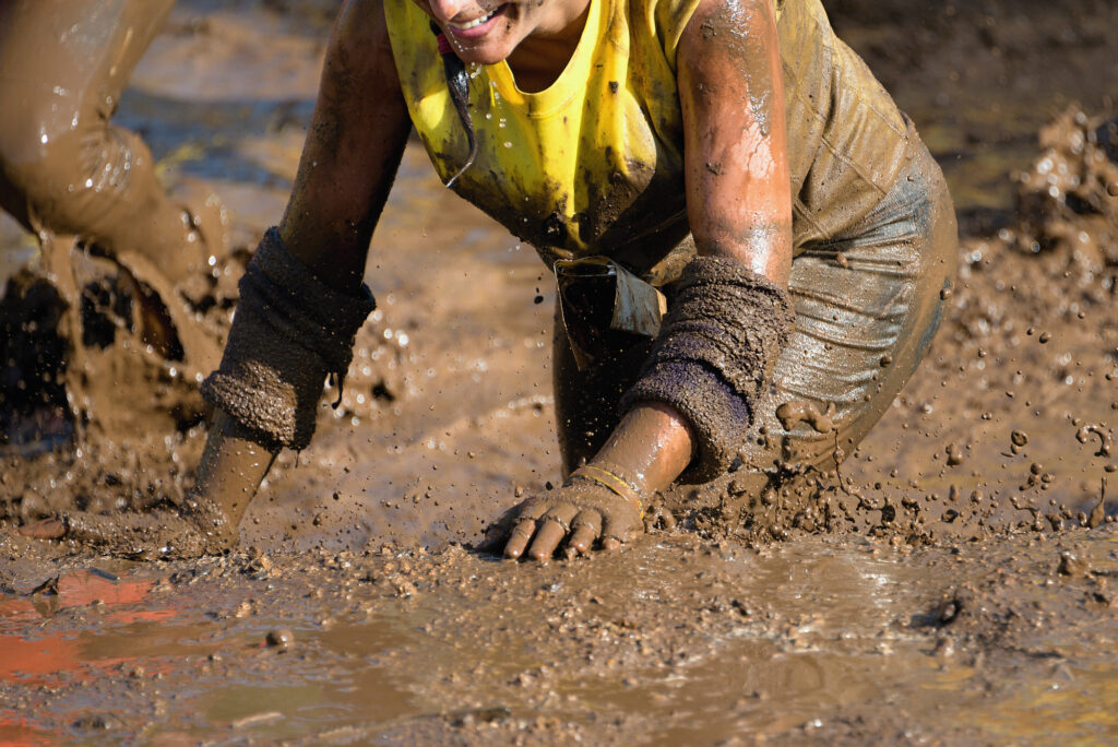 Mud Masters Training – Tipps für Parcours und Hindernisse: Mud Crawl, Rutsche, Monkey Bars, Execution und vieles mehr