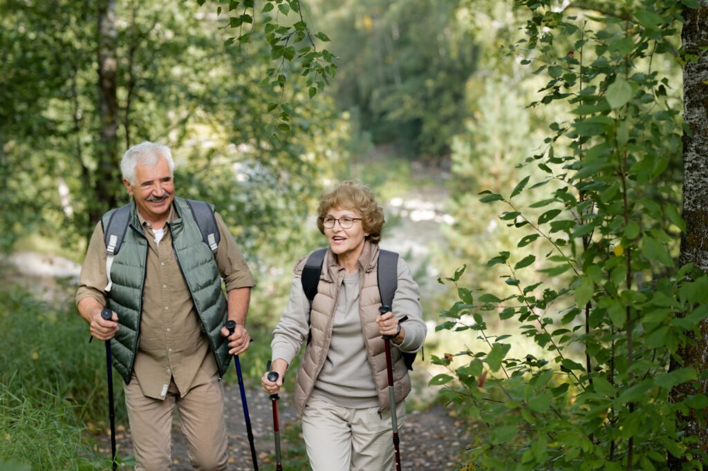 Wandergruppen für Senioren – Ideen, Ausrüstung & Ratgeber für aktive Senioren