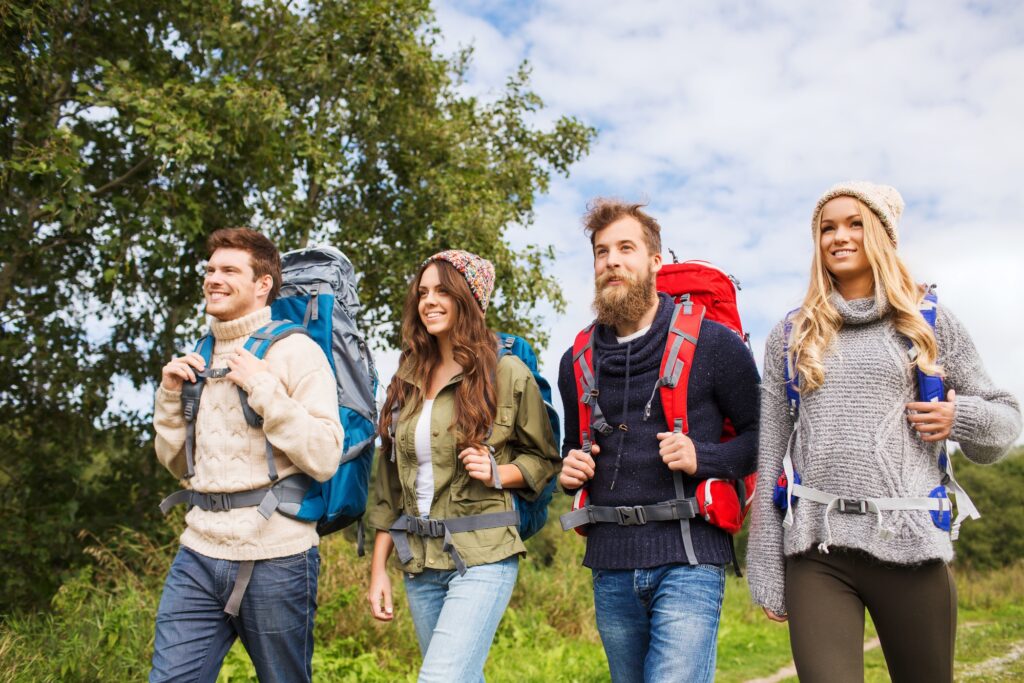 Wandern in der Gruppe: Möglichkeiten, Vorteile, Vorbereitung, Kleidung, Ausrüstung, Tipps & mehr