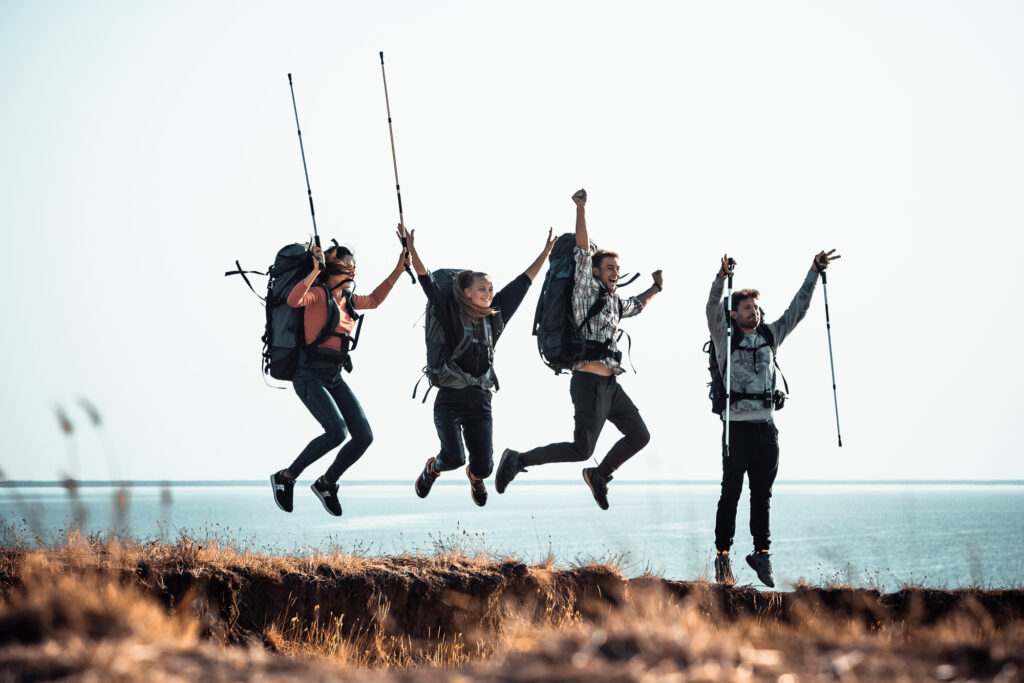 Wandern in der Gruppe: Möglichkeiten, Vorteile, Vorbereitung, Kleidung, Ausrüstung, Tipps & mehr